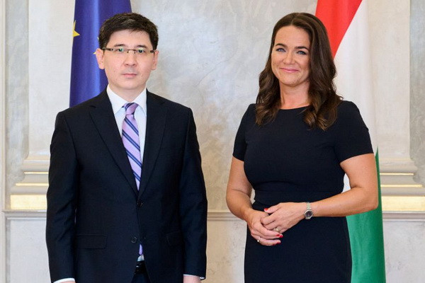 Вновь назначенный Посол Республики Узбекистан в Венгрии вручил верительные грамоты Президенту Венгрии Вновь назначенный Посол Республики Узбекистан в Венгрии вручил верительные грамоты Президенту Венгрии