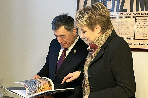 The prospects for establishing sister city relations between Lodz region and Ferghana region were considered The prospects for establishing sister city relations between Lodz region and Ferghana region were considered