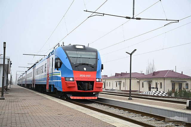 Шавкат Мирзиёев ознакомился с новым электропоездом