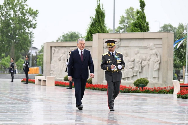 Президент Узбекистана возложил венок к монументу «Ода стойкости»
