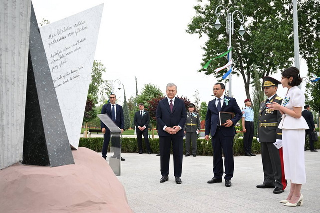 Президент Узбекистана возложил венок к монументу «Ода стойкости»