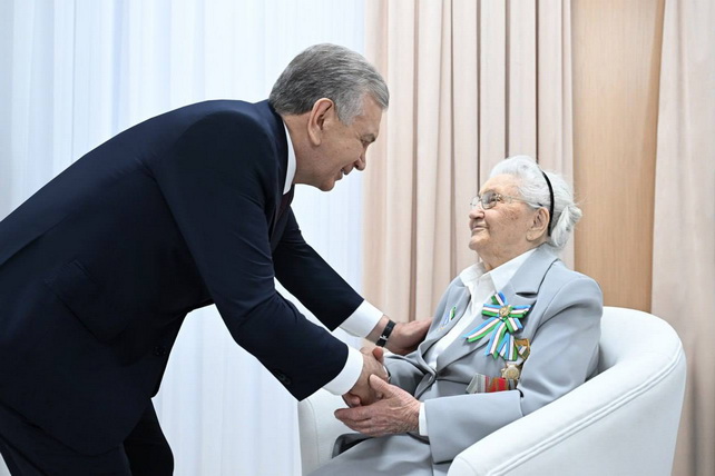 Президент Узбекистана поздравил ветеранов с 80-летием Победы