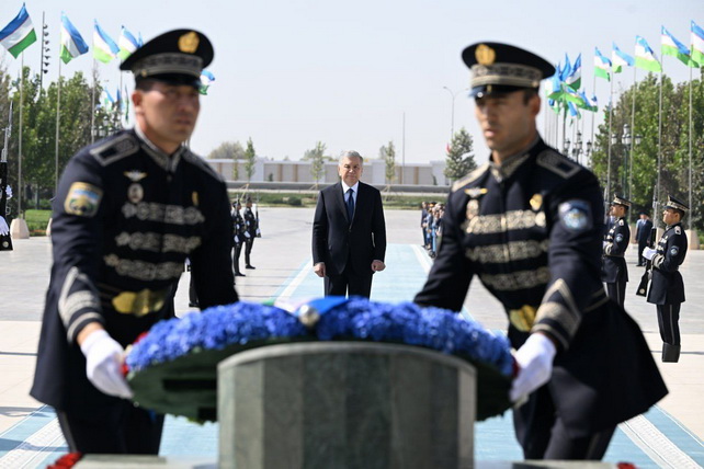 President Shavkat Mirziyoyev Lays Wreath at Independence Monument
