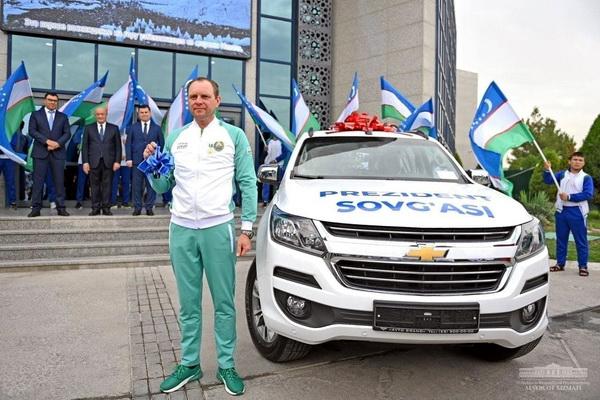Sergey Denisenko receives a gift from the President - the Trailblazer SUV Sergey Denisenko receives a gift from the President - the Trailblazer SUV