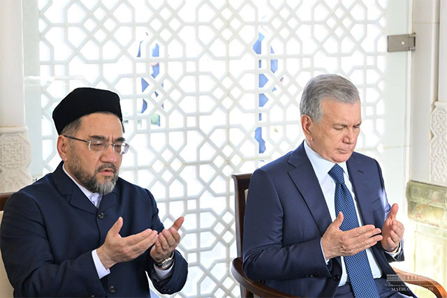 Shavkat Mirziyoyev pays tribute to Islam Karimov